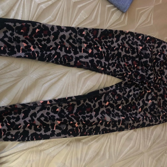 A lot of Workout Gear - 5 Legging-XS & 5 tops size small - EUC - Picture 4 of 15